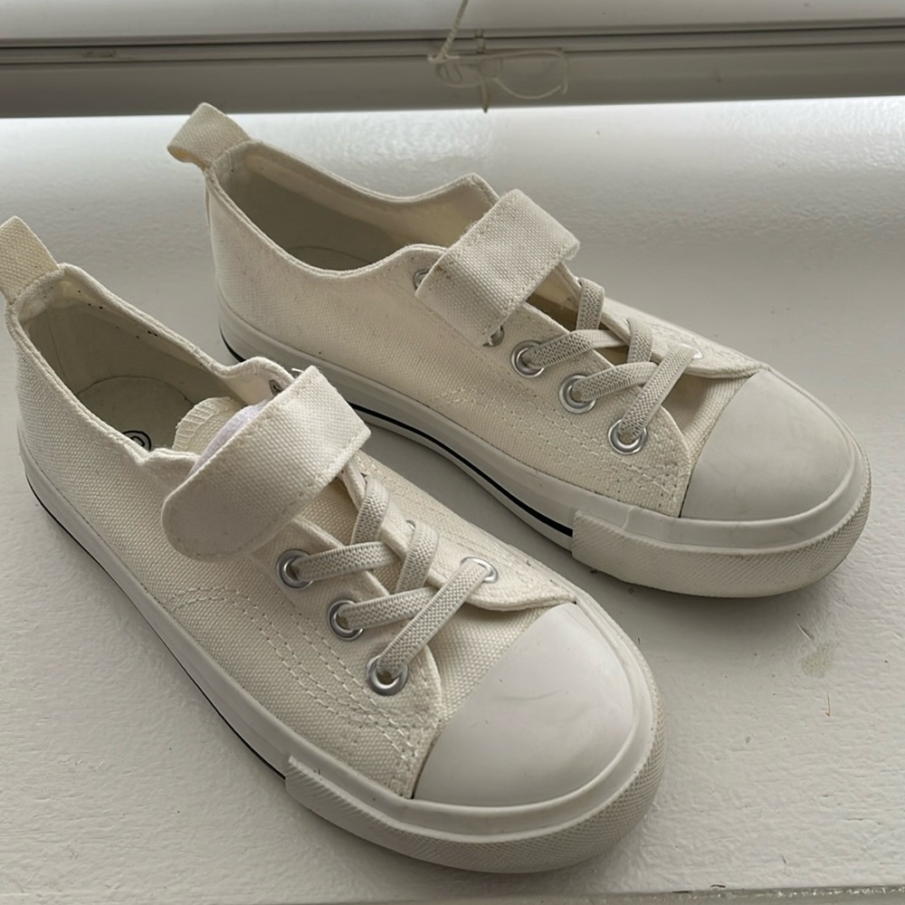 White tennis shoes